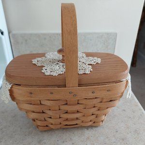 Small lidded Longaberger basket